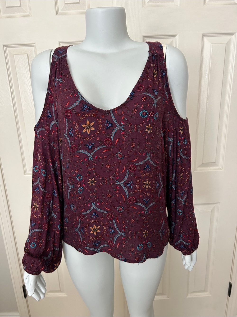 LoveStitch “nwt” Women’s Burgundy Cold-Shoulder Floral Blouse Sz: M